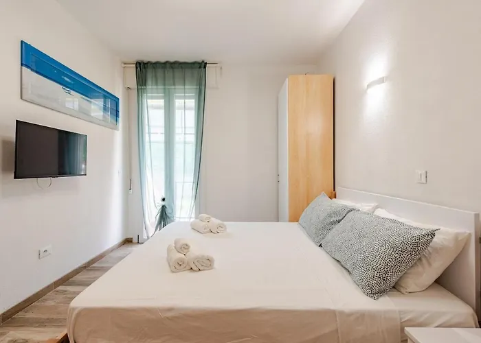 Bright Summer Pool-parking -30m Dal Mare